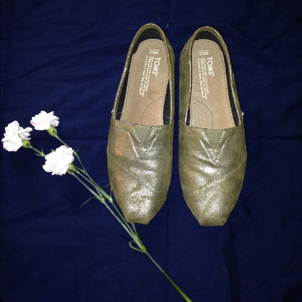 NWOT Gold 8.5W Classic Toms